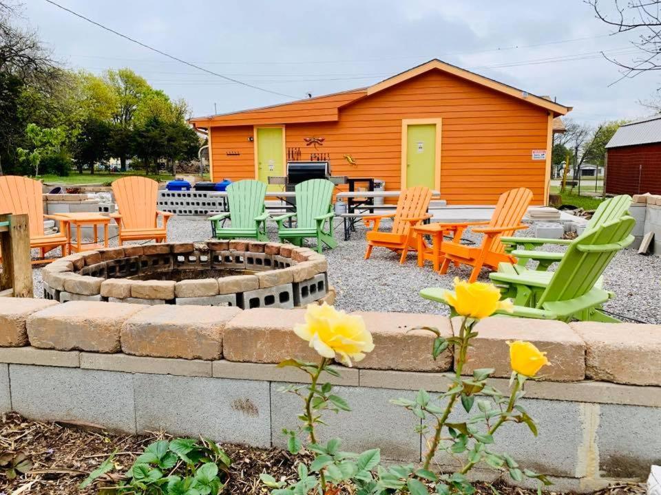 Ez 1 Mile To Fort Sill! Pumpkin Cottage Sleeps 9, Grills, Firepit, Laundry 로턴 외부 사진